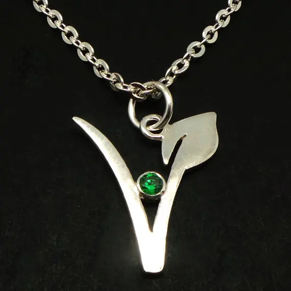 

Fashion Silver Tone Green Leaf V Crystal Vegan Pendant Necklace For Women Letter Vegetarian Symbol People Lifestyle Jewelry Gift