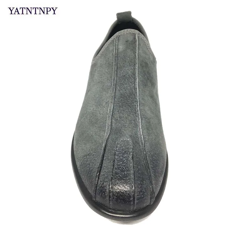 Yatntnpy бренд натуральная замшевая обувь мужская повседневная обувь Для мужчин высокого качества на плоской подошве без застежки мокасины в стиле ретро кожаные туфли