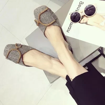 

European station 2018 spring new single shoes wild retro striped rhinestone metal buckle shallow mouth flat shoes boat shoes wom