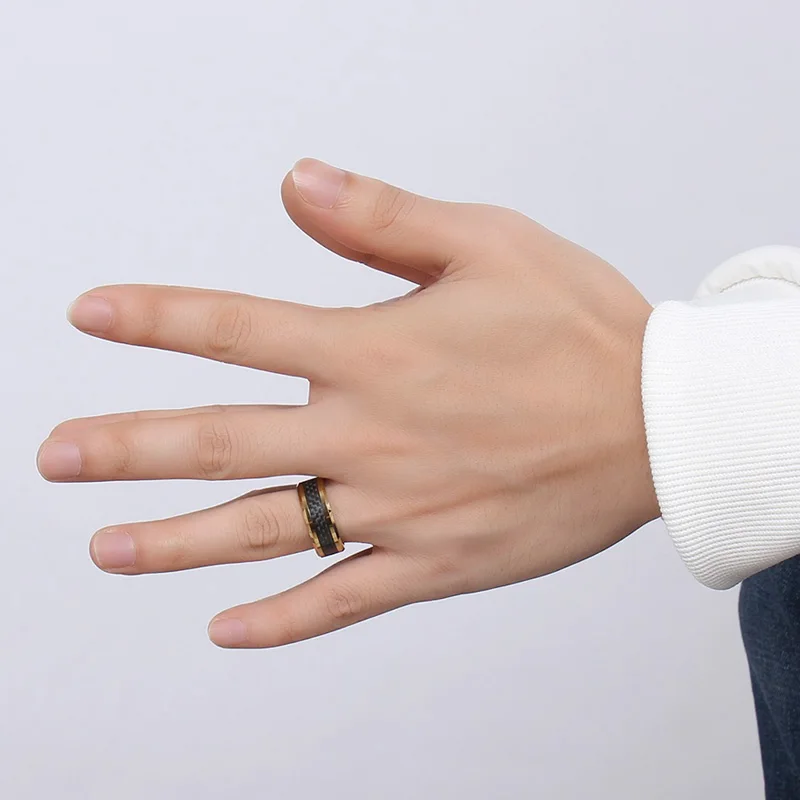 Мужское кольцо на пальце