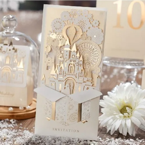 Свадебные приглашения романтическая пара с цветами лазерной резки бабочка пригласительные карты в белом золотом цвете+ печать+ конверт