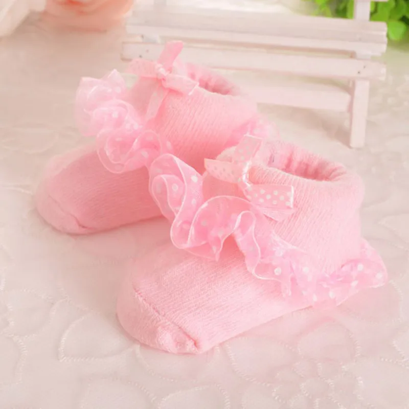 Милая мягкая хлопковая обувь для новорожденных мальчиков и девочек; тапочки в горошек с кружевом; носки принцессы - Цвет: Розовый