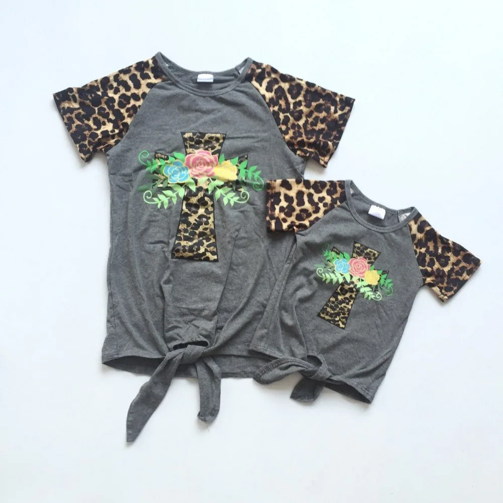 Летние футболки для маленьких девочек, серая рубашка, рубашка с крестообразными цветами, леопардовая одежда с рукавами для малышей и мам, рубашки mommy me
