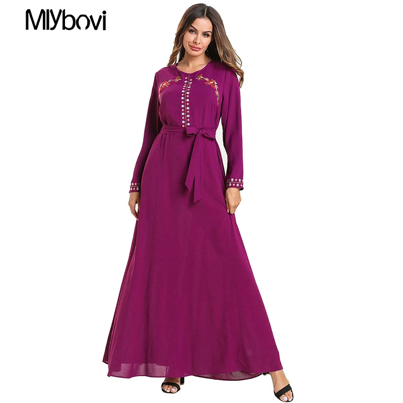 Женское длинное платье с вышивкой фиолетовое макси в мусульманском стиле
