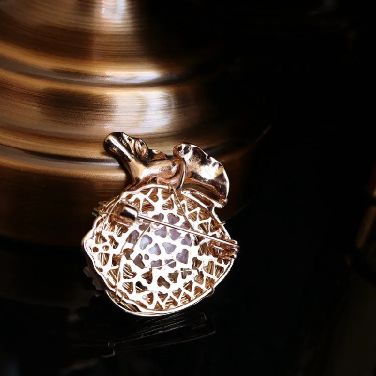round pearl brooch (20)