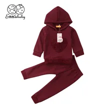 Комплект осенне-зимней одежды из 2 предметов для новорожденных мальчиков, Теплые Топы с капюшоном и изображением красного сердца, пальто длинные штаны, комплект одежды, повседневная одежда