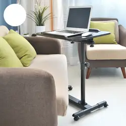 Дома компьютерный стол и ноутбук компьютерный стол