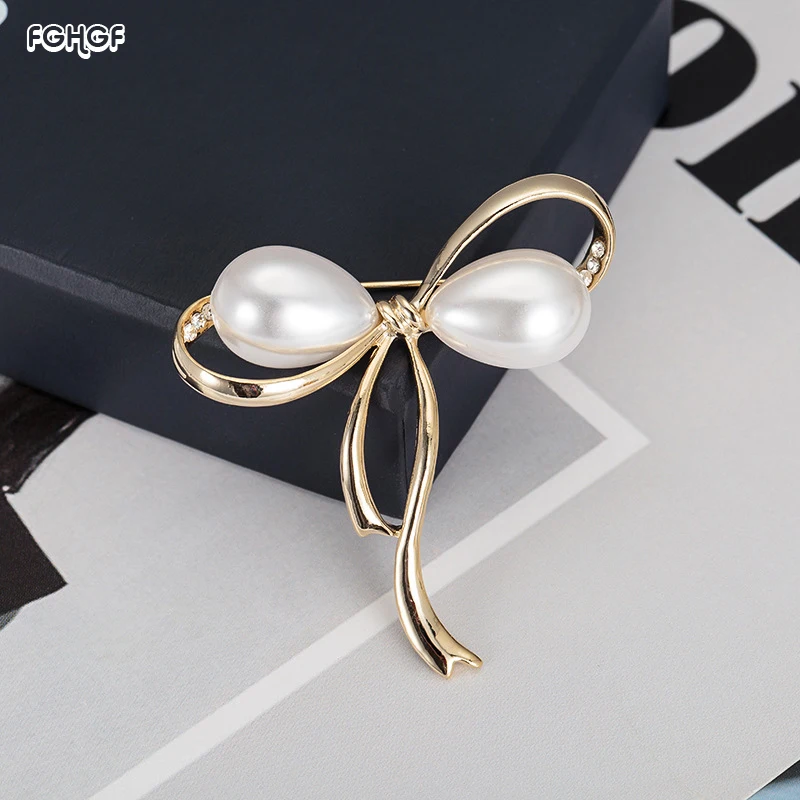 

FGHGF Korean version of the new simple and elegant bow brooch lady fashion suit cardigan wild imitation pearl shawl buckle