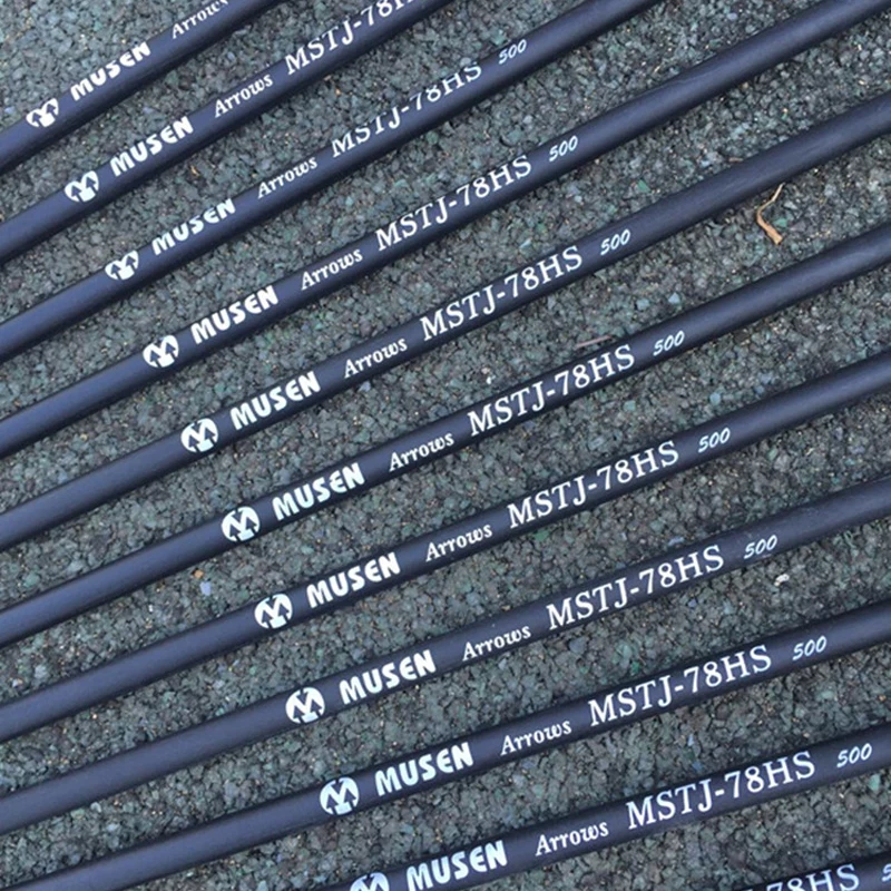 Billige 28 30 32 zoll Mixed Carbon Pfeil Wirbelsäule 500 Schwarz und Weiß Feder 6 12 24 pcs für Recurve Verbindung Bogen Bogenschießen Jagd