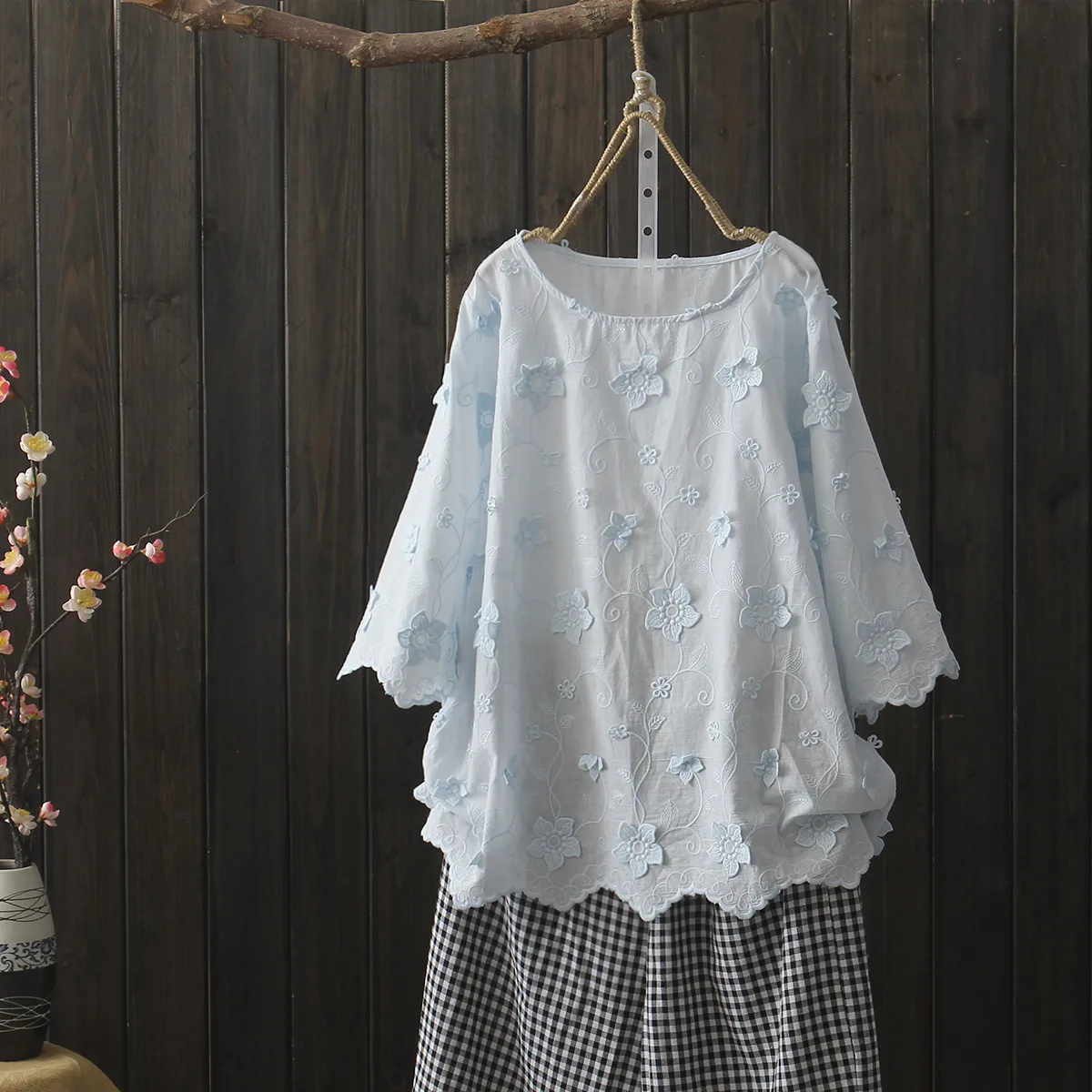 

Summer new three-dimensional flower embroidery cotton shirt female loose large size o-neck short-sleeved shirt top 52238