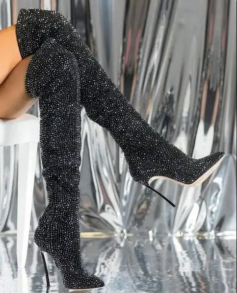 Пикантные черные сапоги с украшением в виде кристаллов над ботинки до колен острый носок на металлическом каблуке; Узкие высокие сапоги с боковой молнией Зимние высокие сапоги женские Стразы загрузки