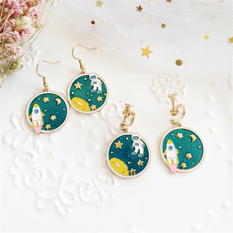 

2019 Metal Round Geometry Earrings Astronaut Rocket Stars Moon Space Pendant Ear Clips Jewelry Fashion Earrings for Women's Gift