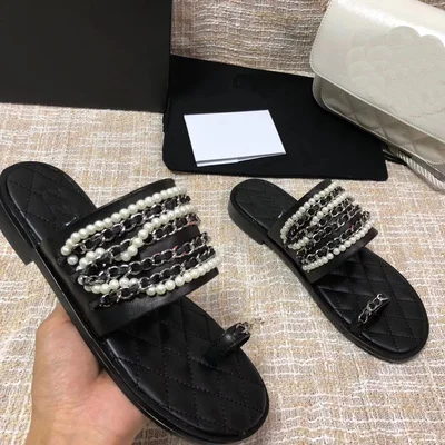

19SS Pearls Metal Chain Open Toe Summer Rhombus Leather Outside Slip On Soft Flat Slides Beach Shoes Casual Woman Shoes