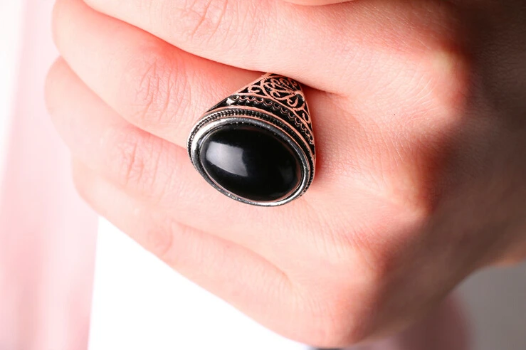 

Men New Fashion Rings Charm Punk Vintage Silver Color Women Ring Black Red Resin Stone Rings Best Gift Jewelry