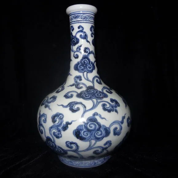 Ming Dynasty Xuande Blue And White Porcelain Flowers And Plantes