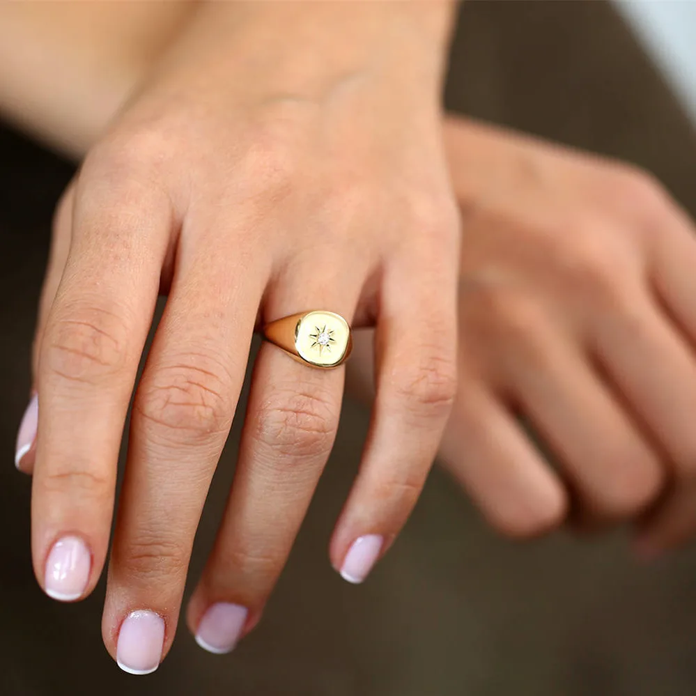 Массивные серебряные кольца. Какие кольца можно носить незамужней девушке. Красивый перстень на женской руке белый фон. Какие кольца можно носить незамужней девушке. Модные серебряные украшения.