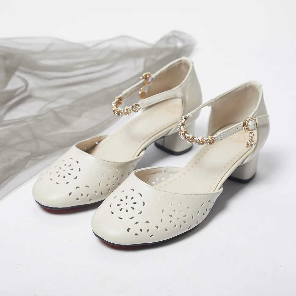 

2019 summer word with women's sandals thick with fashion rhinestones hollow women's shoes baotou with heel leather sandals