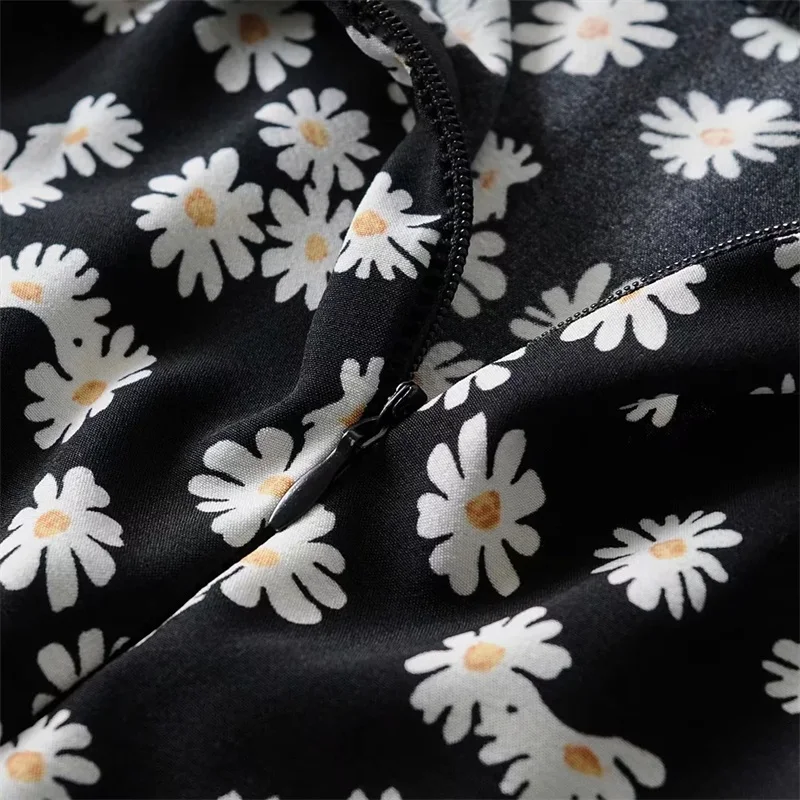 Women Ruffle Edged Hem Floral Print Mini Skirt 2020 Summer Women Fashion Mini Skirt With Front Split In Daisy Floral Women Ruffle Edged Hem Floral Print Mini Skirt 2020 Summer Women Fashion Mini Skirt With Front Split In Daisy Floral