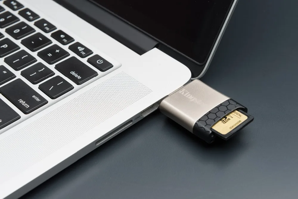 MobileLite G4 USB 3.0 Reader lifestyle image_MLG4-usb-slot-HR_09_06_2014 13_46