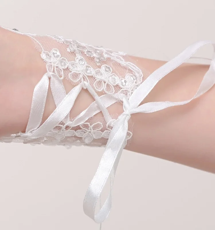 Горячая Распродажа Белые аппликации без пальцев перчатки с бисером Свадебные Перчатки Элегантные Короткие