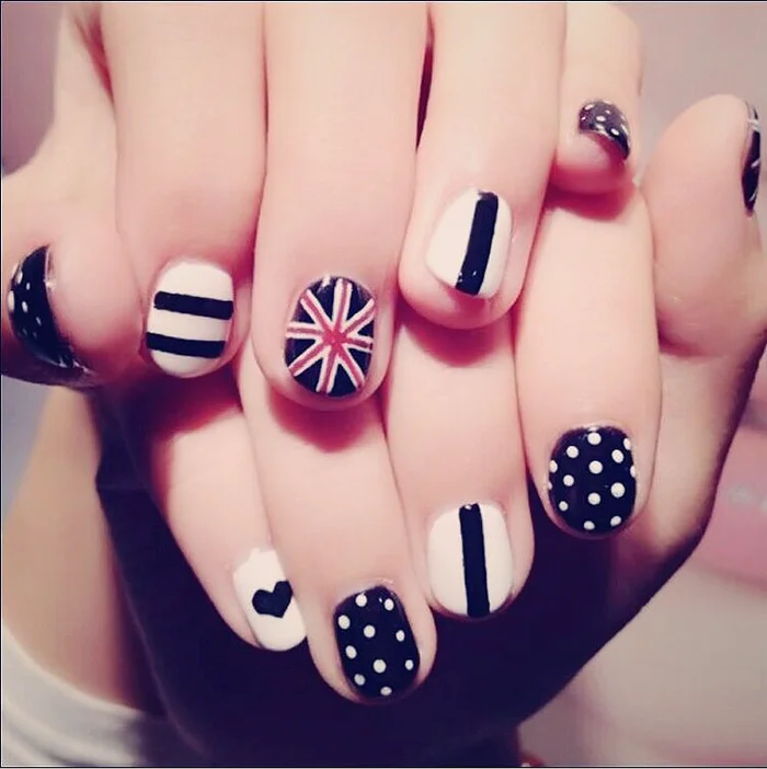 

Full Cover Fake Nail 24 Pcs/ Set with Glitter Acrylic Flag Pattern False Nails Black White Line Square Nail Art Design Easy