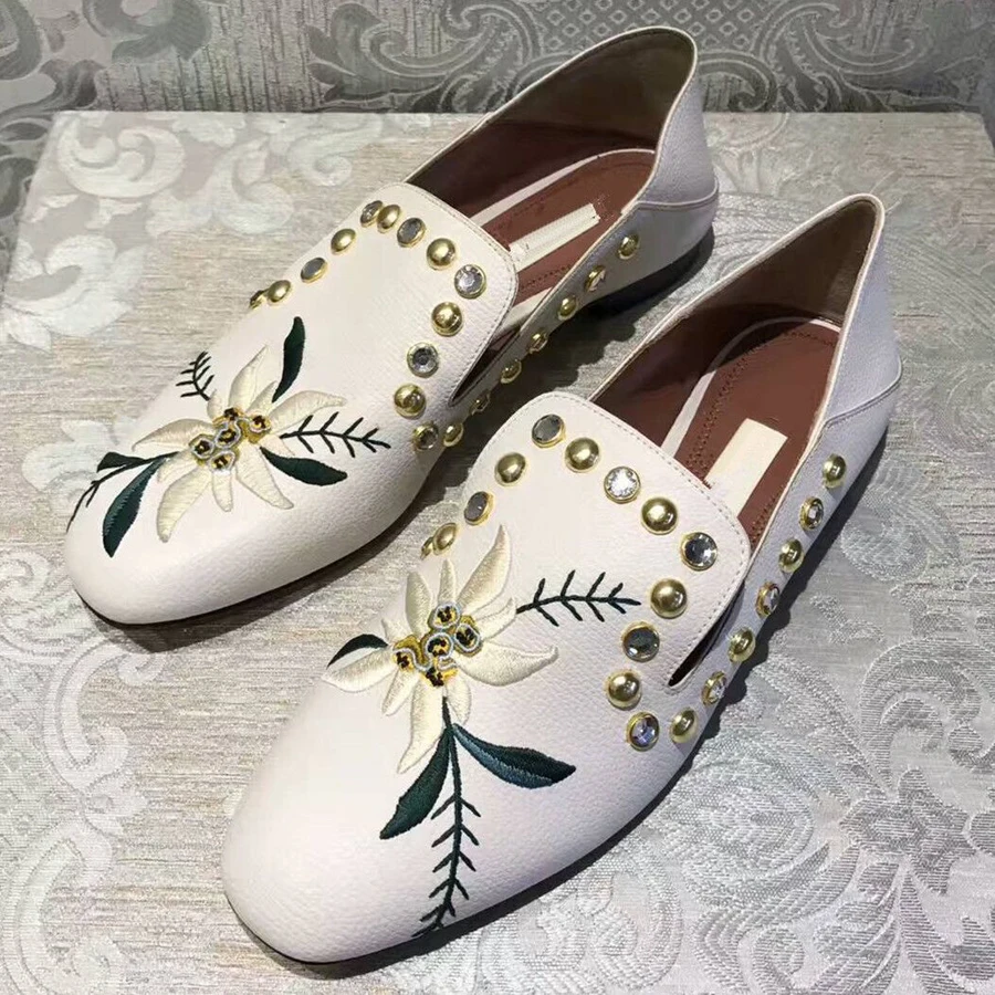 

Hot 2018 New Spring Summer Shoes Woman Casual Flats Embroider Lazy Loafers Leather Flats Slip On Cozy Flats Designer Woman Shoes