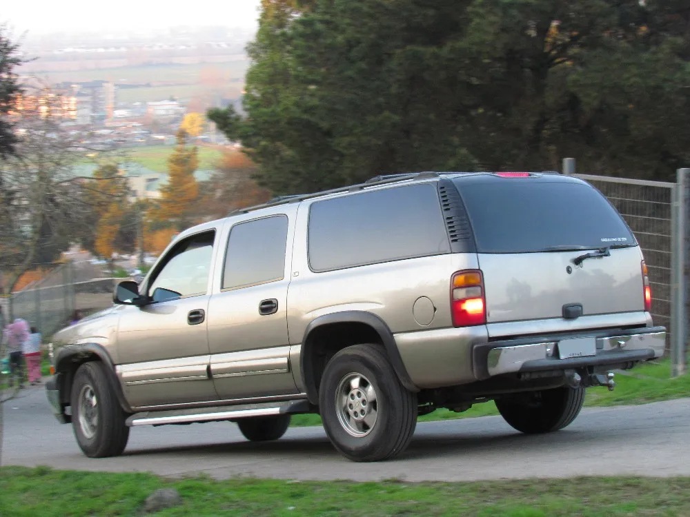 Chevrolet_Suburban_LS_2002_(9609157819) 