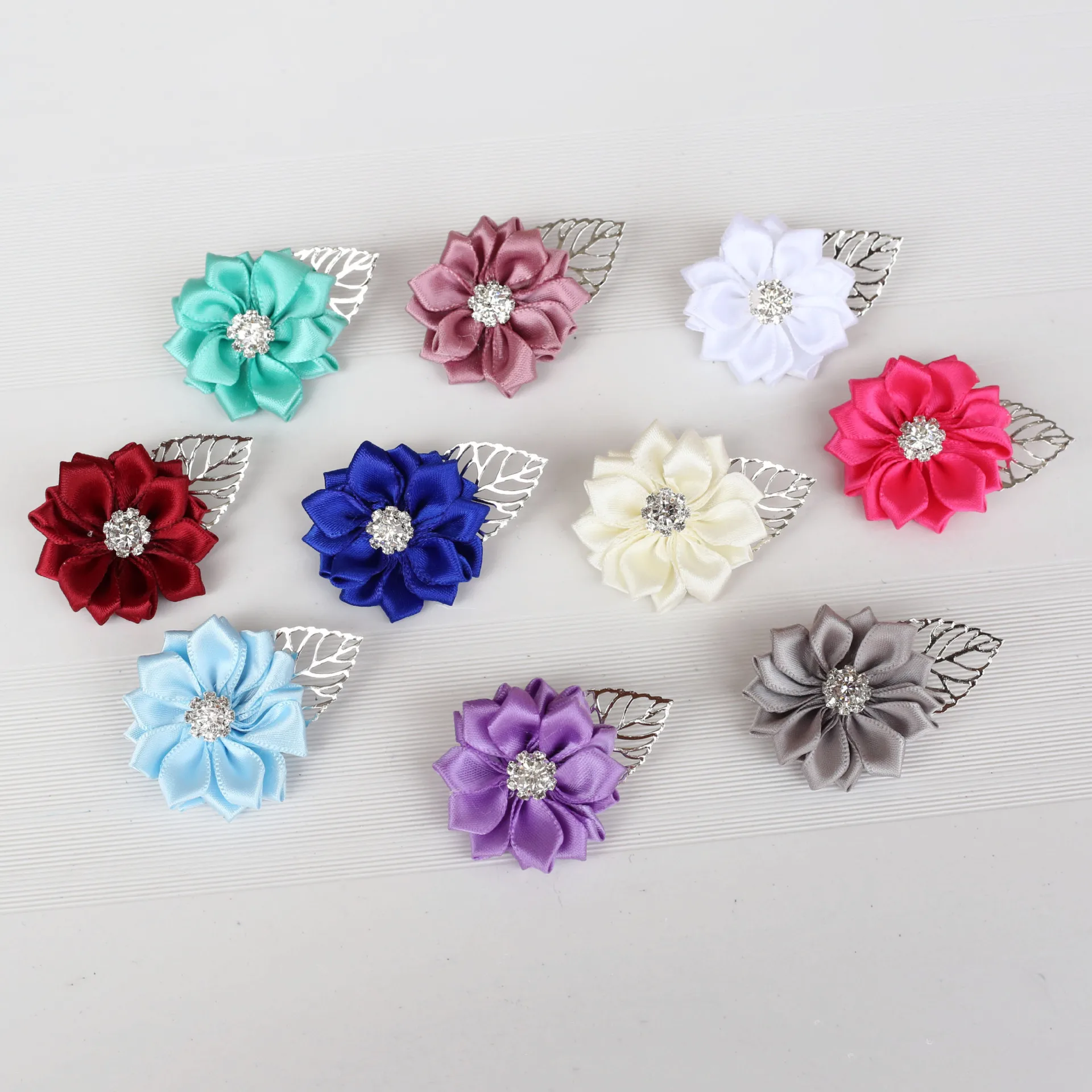 

1pcs Beautiful Shiny Crystal Boutonniere Artificial Satin Flower Silver Leaf Bridal Corsage Men's Suit Brooch Wedding Supplies