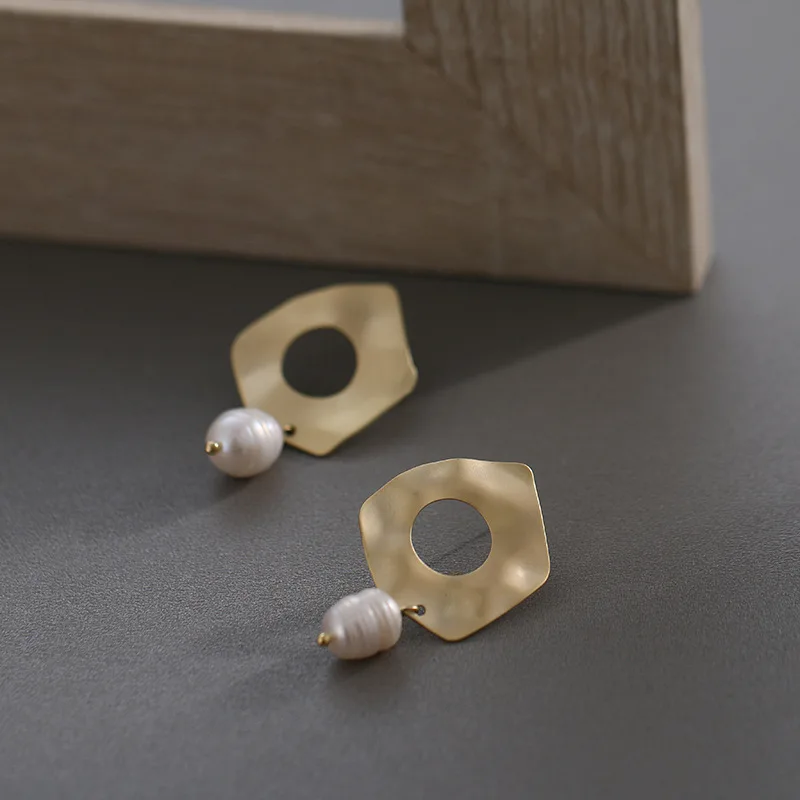 

Vintage S925 Sterling Silver Pin Gold Matte Metal Waterdrop Freshwater Pearl Stud Earrings for Women