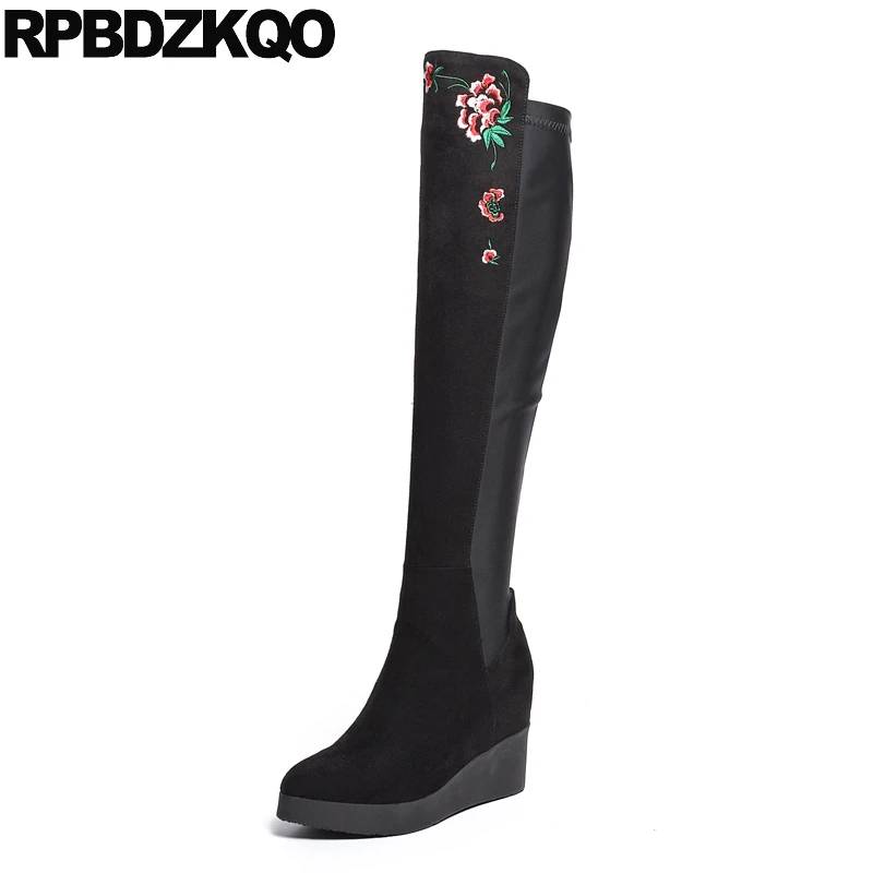 Женские облегающие сапоги выше колена черные эластичные на танкетке с острым