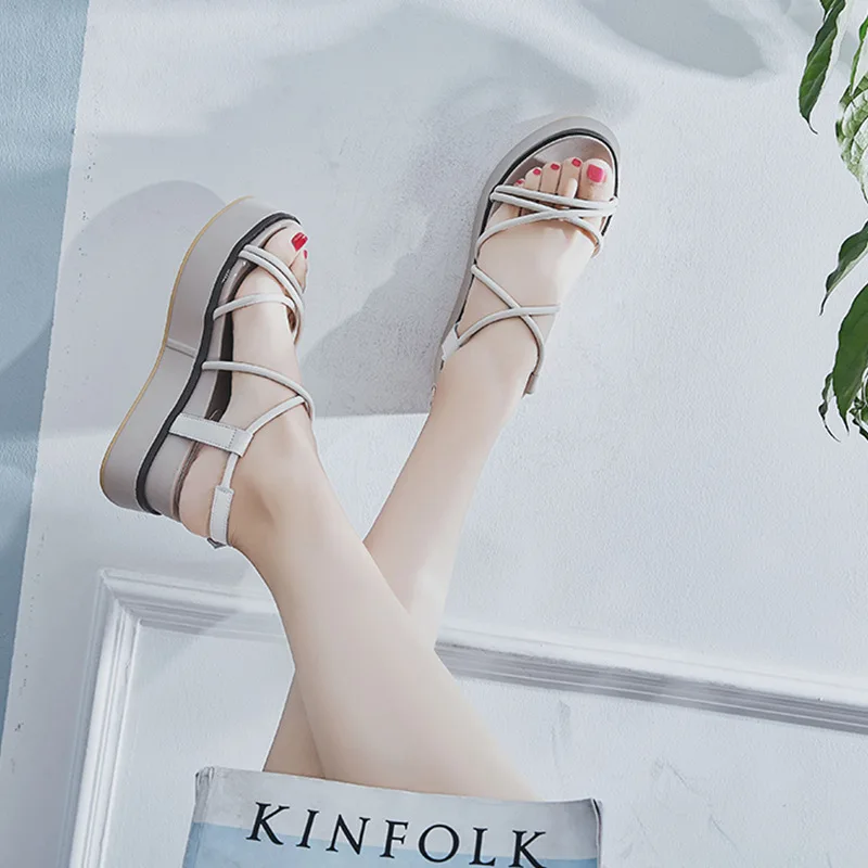 

Sandals female summer 2019 new casual muffin bottom leather straps Korean version of the comfortable wild sandals.