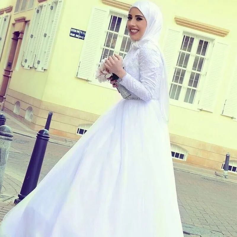 New Arrival Middle East Muslim Wedding Dress with Long Sleeve Charming High Neck Appliques Crystals font