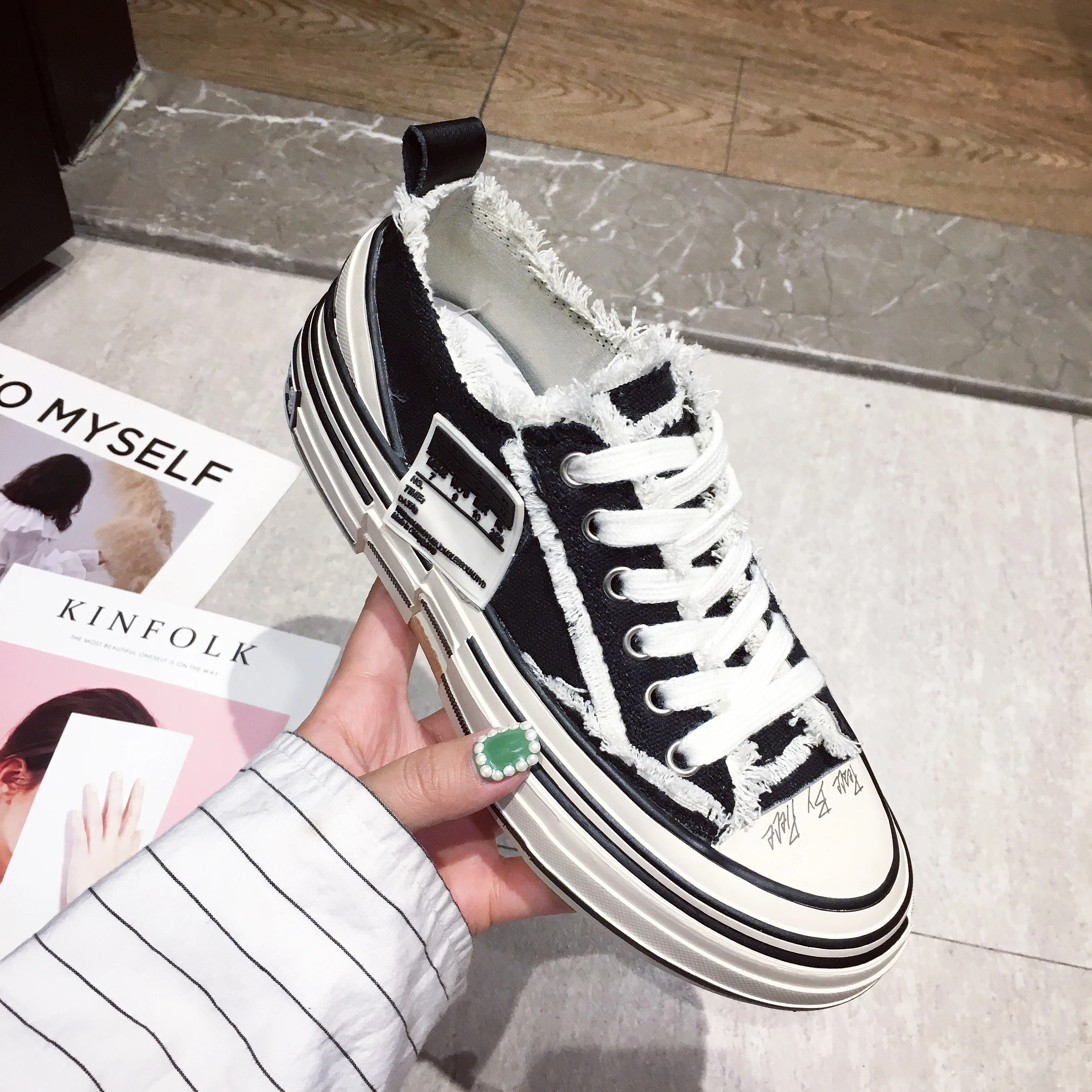 

INS hot Low cut women canvas shoes female 2019 autumn shoes loose cake platform sports shoes fringed fur cloth Labeling letter