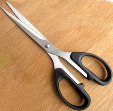 ножницы 180мм, deli 6009. ножницы на столе. канцелярский нож и ножницы. ножницы открытые. ножницы 10 шт.