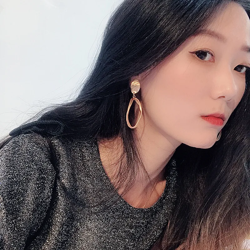 

Korean version of the new best selling fashion hollow oval earrings Circle simple geometric long earrings Hollow matte earrings
