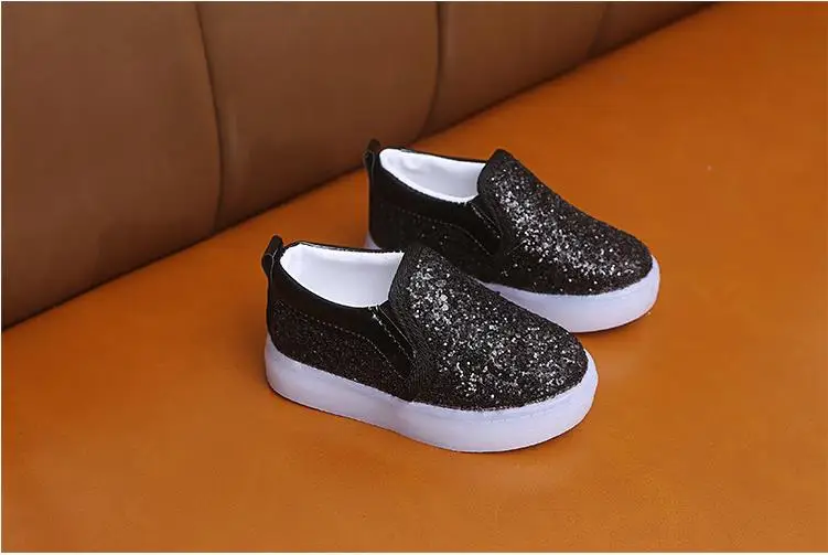 New Children Luminous Shoes Boys Girls Sport Running Shoes Baby Flashing Lights Fashion Sneakers Sequins Little Kid LED Sneakers