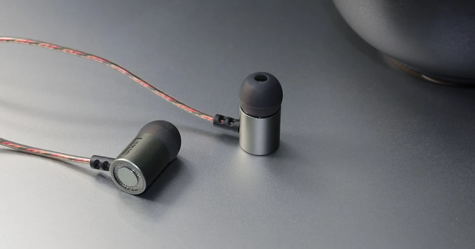 KZ_ED4_In_Ear_Earphones_Metal_Heavy_Bass_Standard_Noise_Isolating_Reflective_Line_3.5mm_Stereo_HIFI_Headphone_with_Mic_Earbud (12)