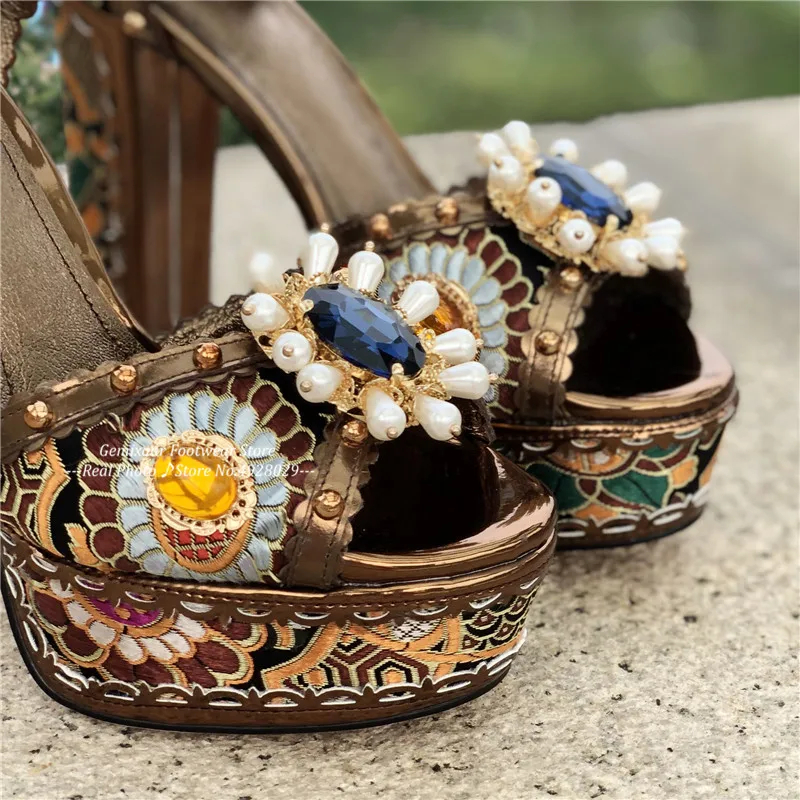 Коричневые шелковые женские сандалии с открытым носком, украшенные жемчугом, с пряжкой на лодыжке, Шипованный кристалл, обувь на высоком массивном каблуке, с цветочным принтом, женские сандалии