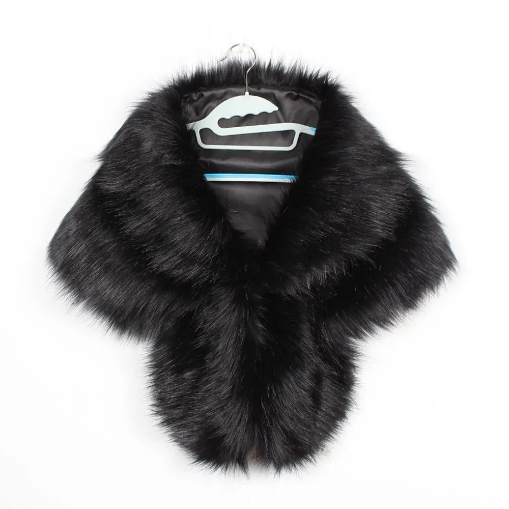 The bride's fur lapel cape was a butterfly cape (6)