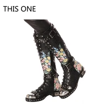 Женские сапоги до колена с цветочным принтом; модные высокие сапоги для верховой езды с заклепками и шипами; Осенняя обувь на платформе со шнуровкой; Botas Mujer