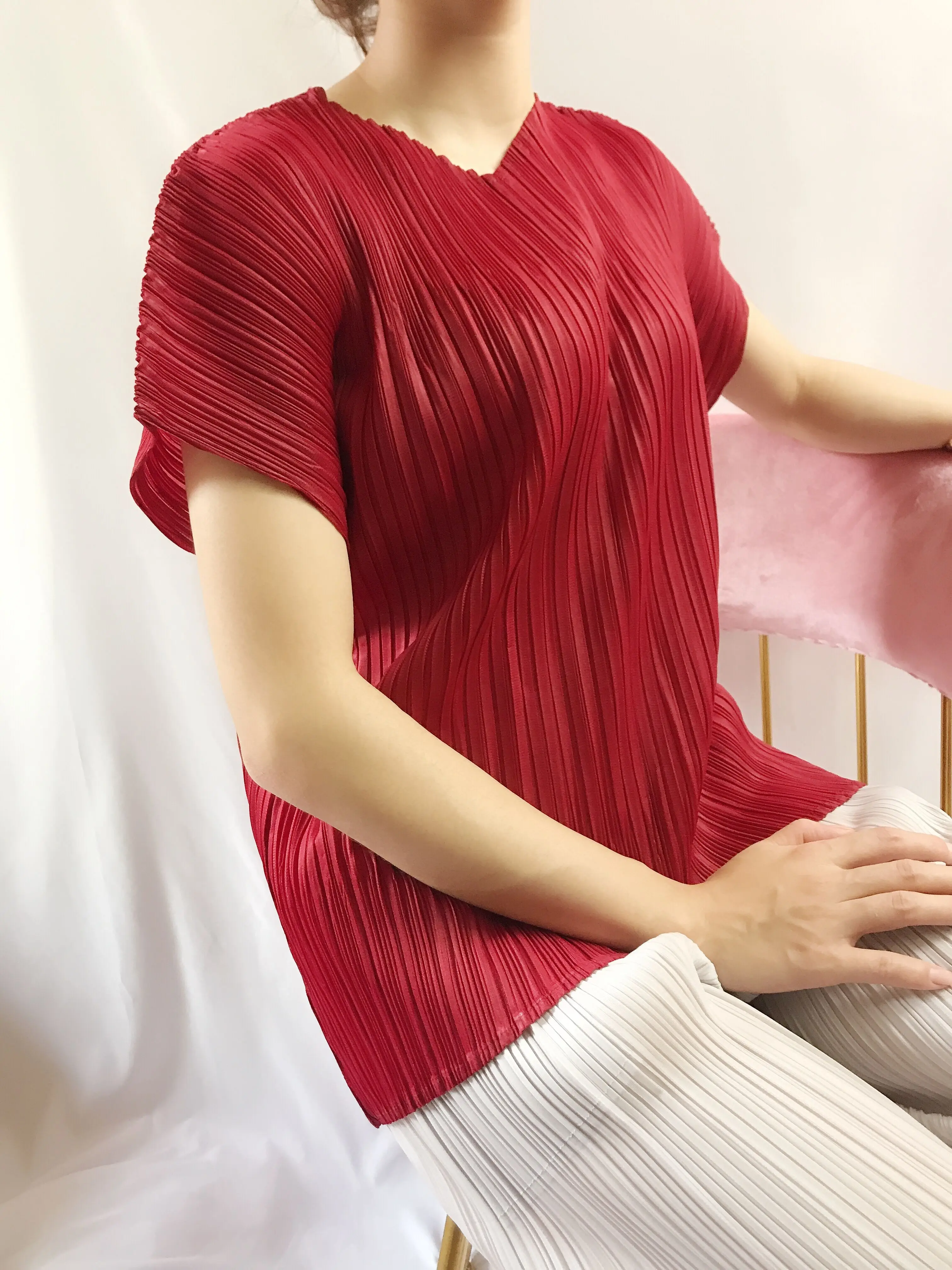 Changpleat новые летние Для женщин футболки Miyak плиссированные однотонные свободные v-образным вырезом короткий рукав большой Размеры Женская футболка прилив T989