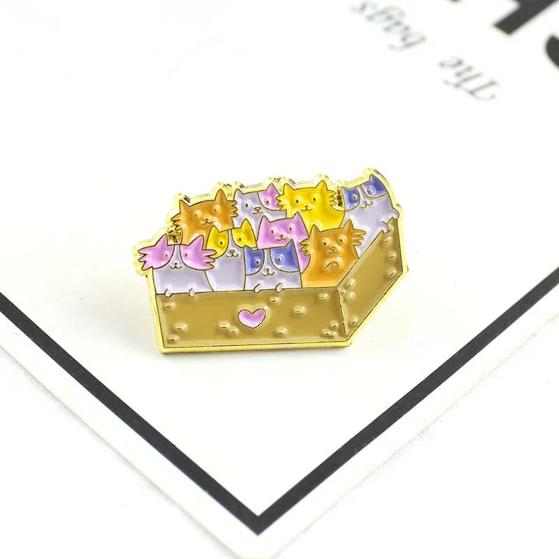 

WEISHUOLI Cartoon Cute Enamel Brooches pin docile cute kitten squeezed in the box in the ancient spirits small brooch