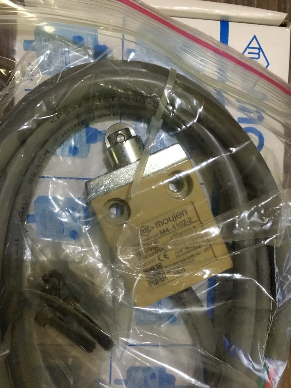 

M4-4102 new version Laser Marking M4-4102-2 moujen Micro Switch Limit Switch 5A/250VAC 3A/30VDC 0.4/125VDC