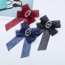 Различные однотонные рубашки с галстуком-бабочкой и воротником с бриллиантовой брошью и бантом