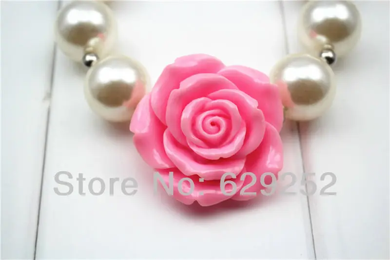 10 шт. в партии Новая White Pearl розы коренастый жевательная резинка для маленьких девочек ожерелье акрил и бисер CB021