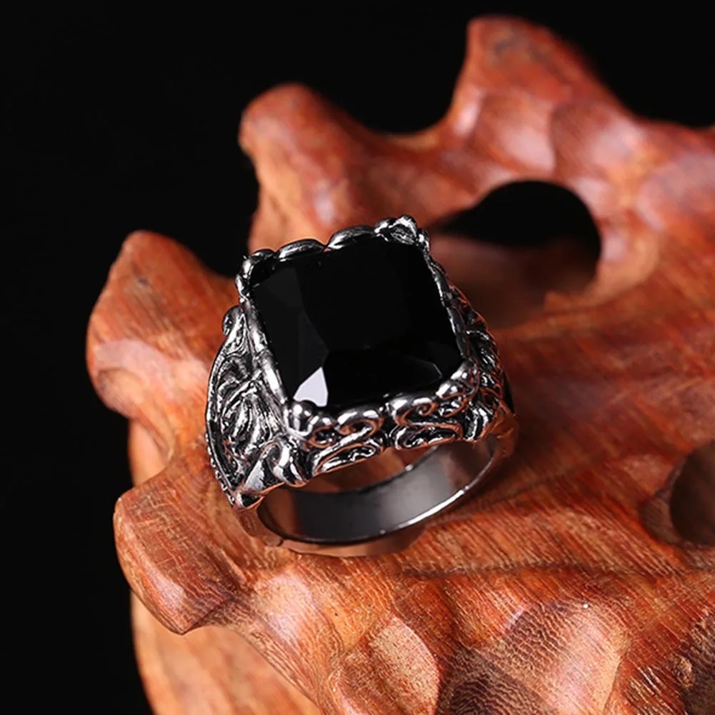 изумруд великий могол. камеи и инталии. кольца с драгоценными камнями. резной камень в кольце. аквамарин камень украшения.