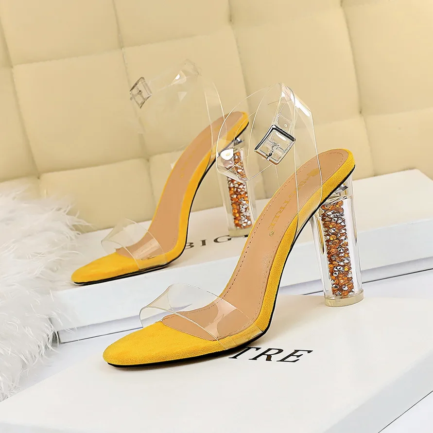 Летние женские босоножки на высоком каблуке с круглым носком; цвет синий, желтый; дизайнерские босоножки из ПВХ на прозрачном каблуке; прозрачные босоножки; обувь больших размеров