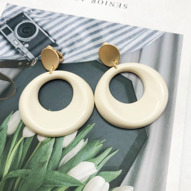 

Free Shipping Ivory Resin Round Elegant Earring