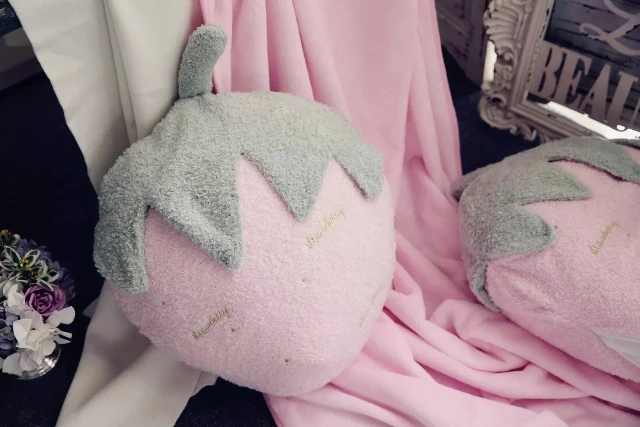 IVYYE розовый клубника аниме, плюшевая вещь аксессуары Плюшевая Кукла Мягкие пушистые теплые мягкие игрушечное одеяло кровать плед - Цвет: Pillow and Blanket