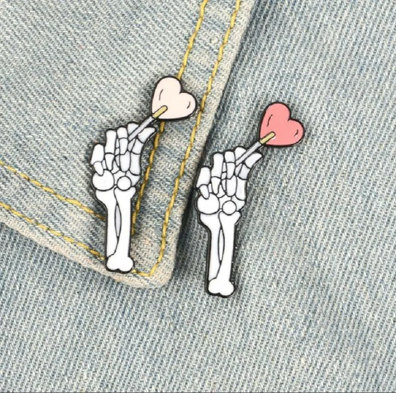 

Exquisite and creative fashion, the love of the top of the hand gives you a love. Metal brooch backpack accessory micro-chapter